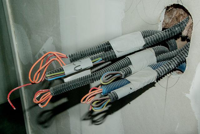elektrické kabely ve zdi
