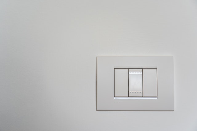 bílý vypínač na zdi.jpg