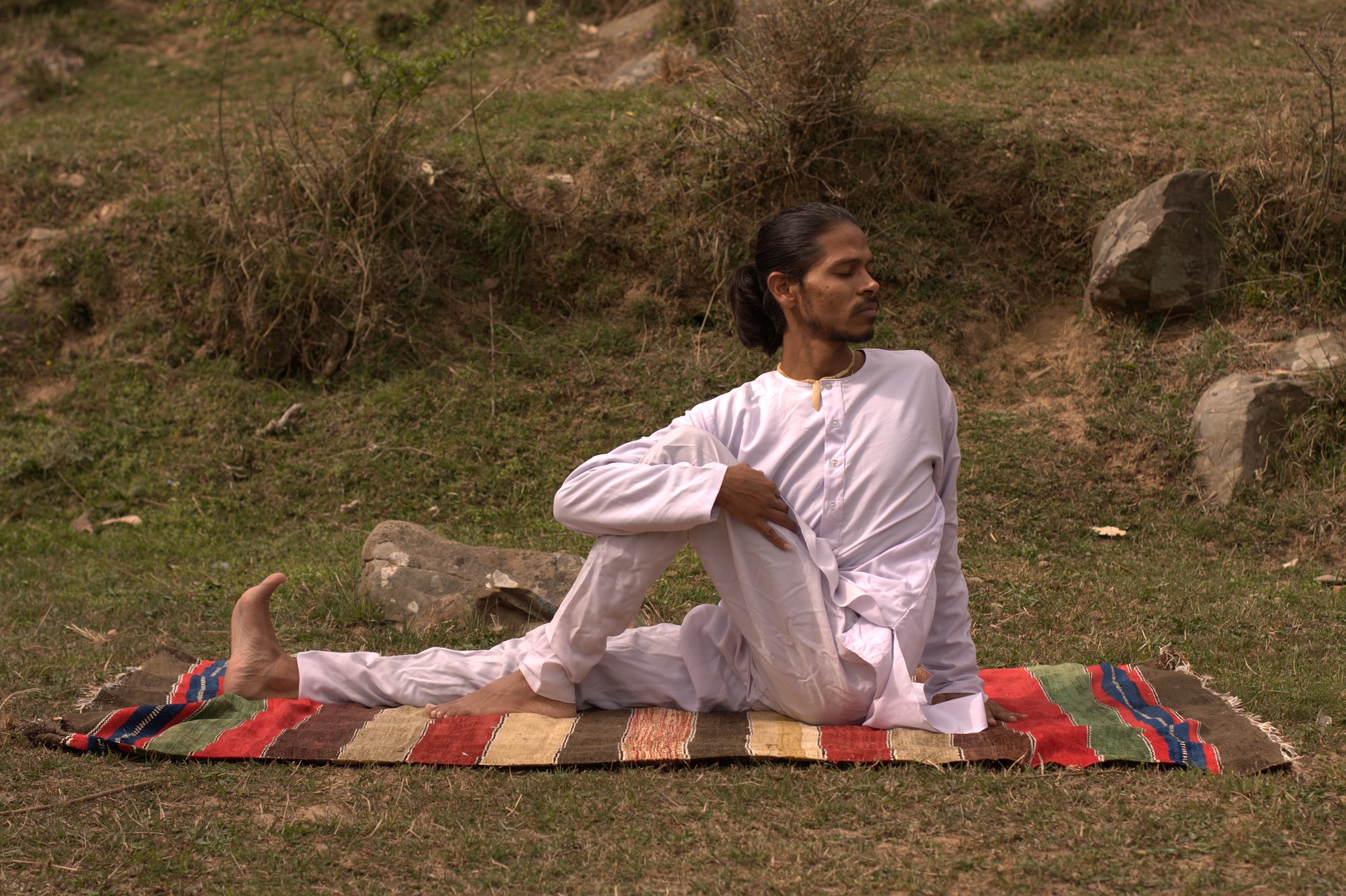 muž cvičící jógu